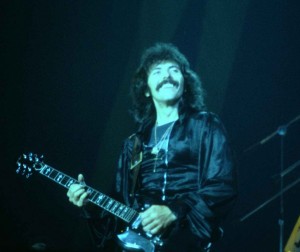 Tony_Iommi_at_the_New_Haven_Coliseum